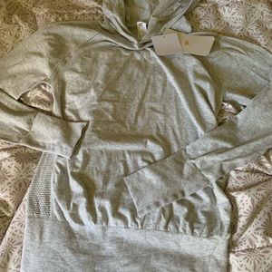 New with tags Super cute light grey Fabletics long sleeve top w/ hoodie size: S